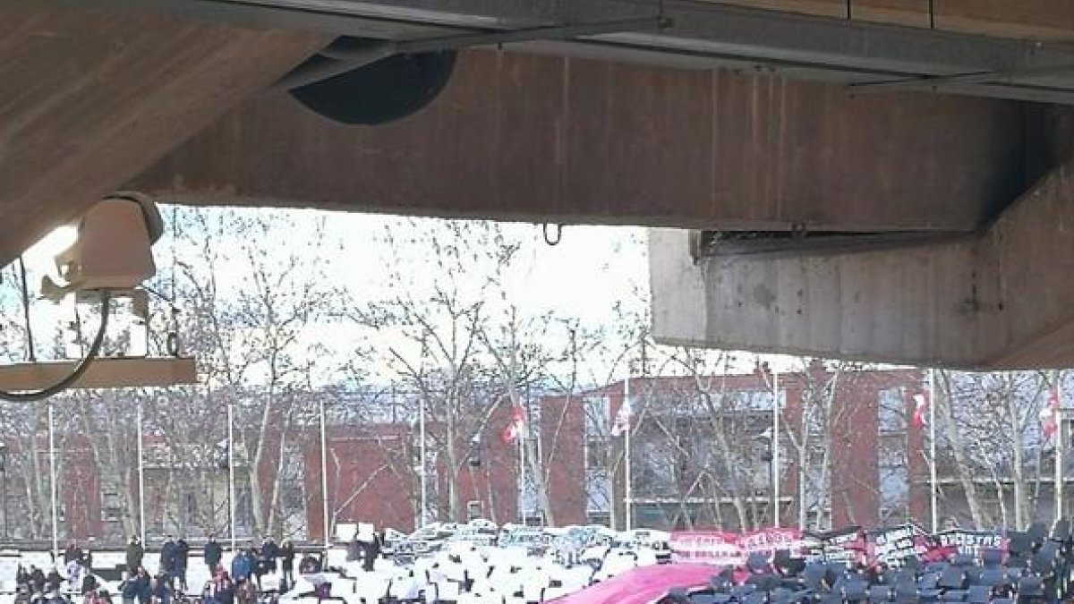 Tifón desplegado por los Bukaneros contra el racismo-/ PERIODICO