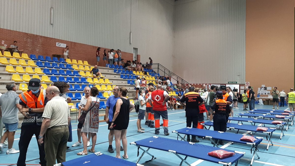 Las personas desalojadas por el incendio en la demanda fueron acomodadas en el polideportivo de Salas. CRUZ ROJA