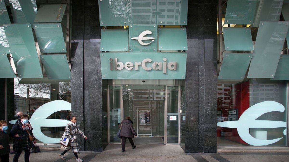 Sede central de Ibercaja en la plaza de España de la capital burgalesa_opt