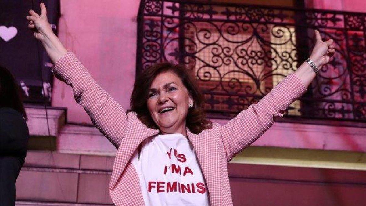 La vicepresidenta Carmen Calvo, la noche del domingo en la calle Ferraz, celebrando el triunfo del PSOE.-REUTERS / SERGIO PÉREZ