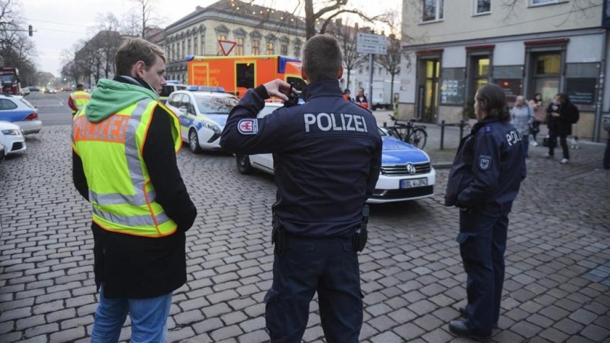 La policía cierra las calles alrededor de un mercadillo navideño en Potsdam.-AP / JULIAN STAEHLE