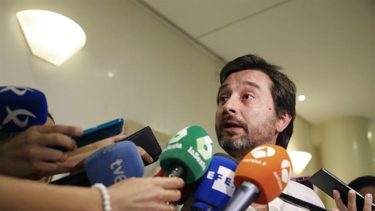 El responsable de relaciones con la sociedad civil de Podemos, Rafael Mayoral, durante las declaraciones a los medios en el Congreso.-EFE/Mariscal