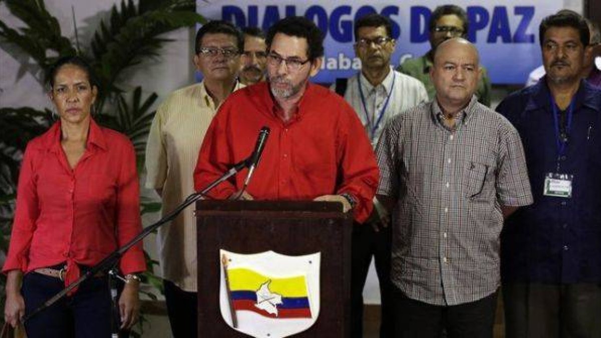 Pastor Alape (centro), negociador de las FARC, flanqueado por otros miembros de su delegación, este martes en La Habana.-Foto: REUTERS / ENRIQUE DE LA OSA