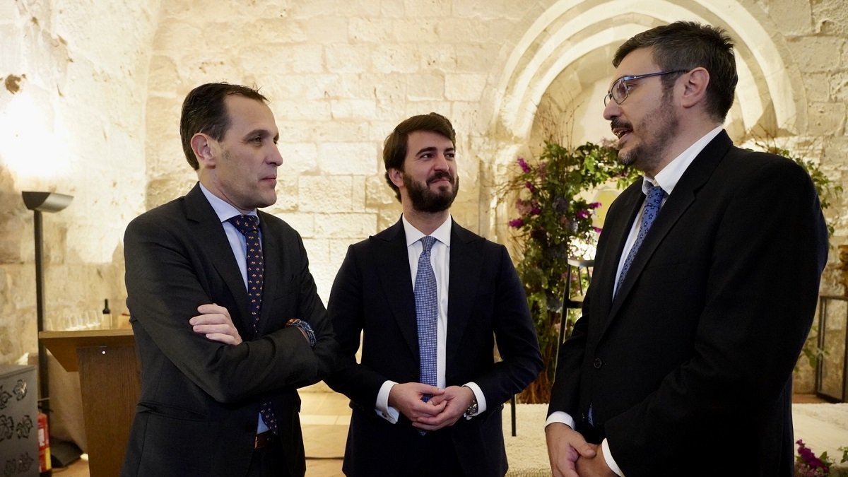 Acto de conmemoraci?n del 20 aniversario de la Asociaci?n Empresarial de Bodegas adheridas a la Denominaci?n de Origen Ribera del Duero (ASEBOR), que nombra socio de honor al presidente del PP, Alberto N??ez Feij?o, quien interviene de forma telem?tica. Asiste al acto el vicepresidente de la Junta, Juan Garc?a-Gallardo, y el presidente de la Diputaci?n de Valladolid, Conrado ?scar