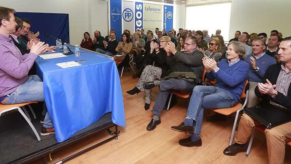 Los miembros de los dos comités y los directivos provinciales se aplauden al comienzo de la reunión de ayer.-RAÚL G. OCHOA