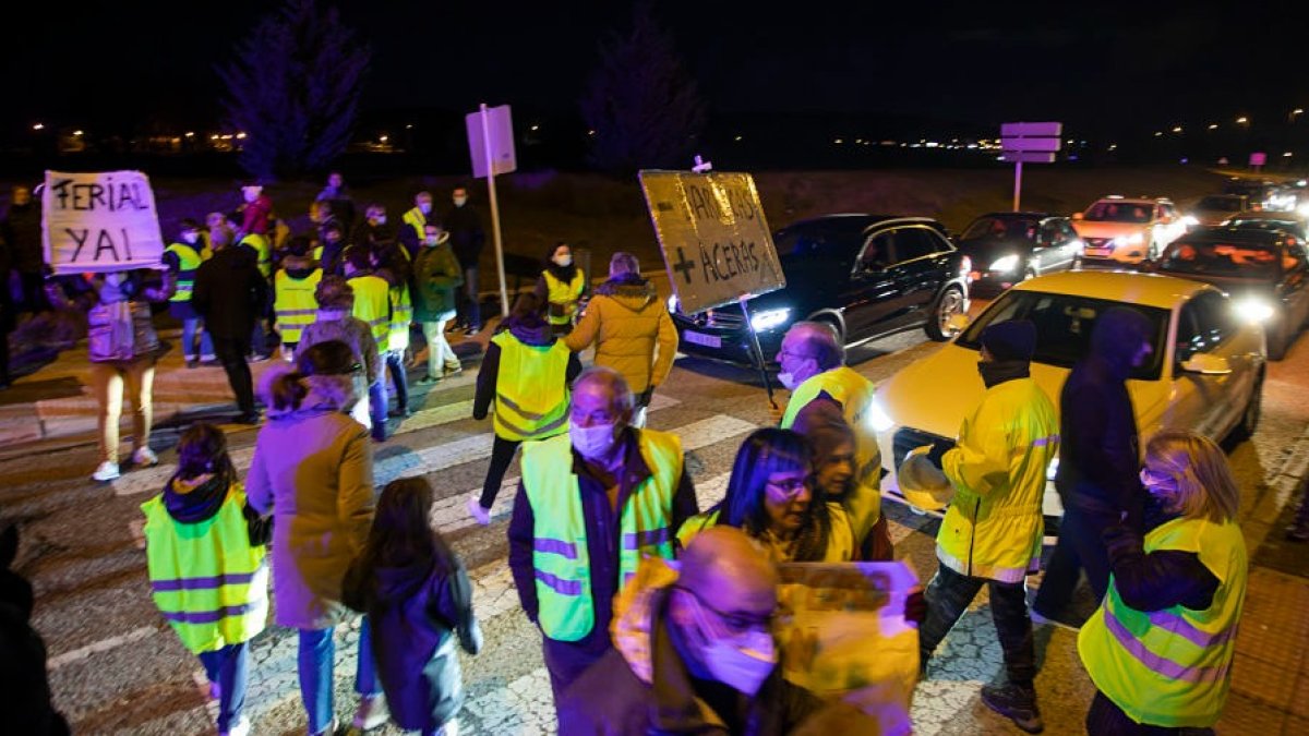 Los vecinos de Villatoro cortan el tráfico en la calle Laredo. TOMÁS ALONSO
