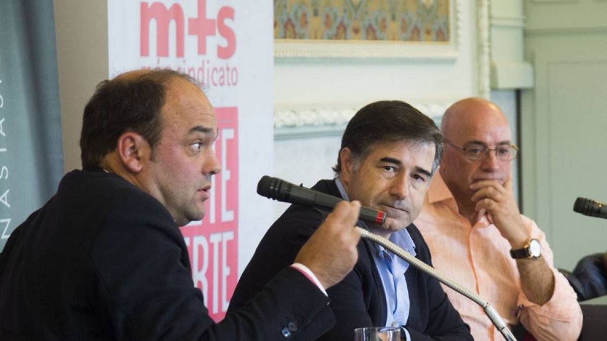 José Carlos Díez, ayer, en un momento de su intervención (izquierda).-ICAL