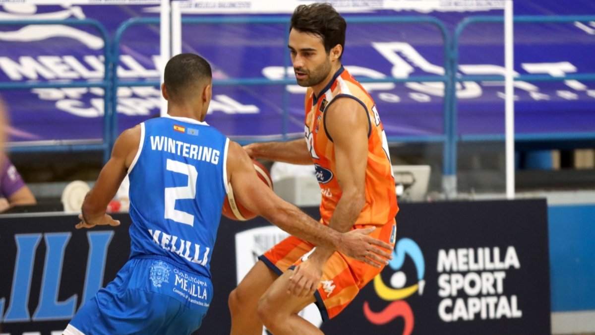 Ayoze Alonso sube el balón. MELILLA BALONCESTO