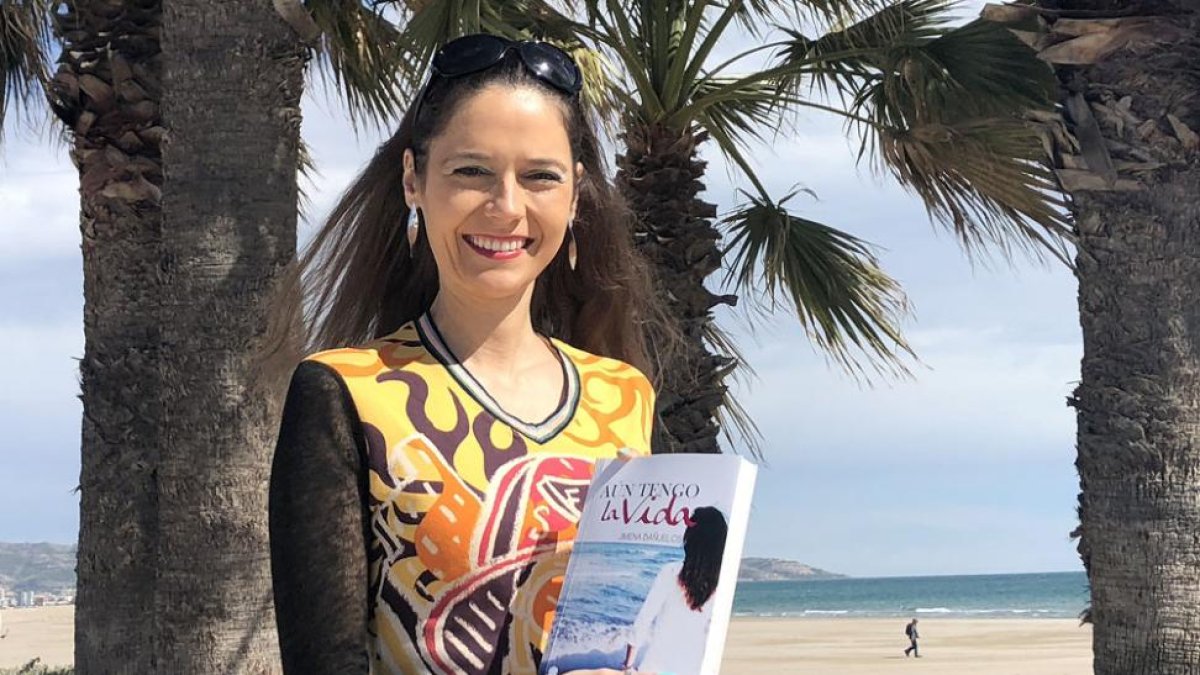 La periodista burgalesa Jimena Bañuelos posa con su libro ‘Aún tengo la vida’.-ECB