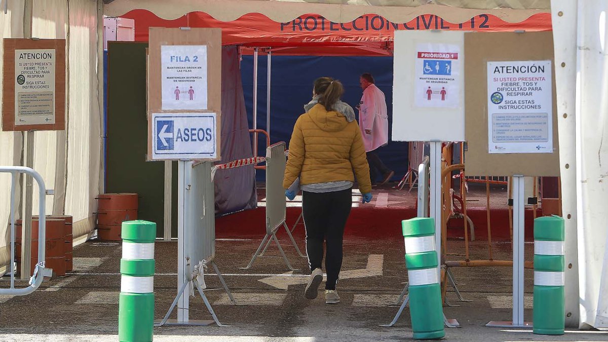 Imagen de la carpa de triaje del HUBU. RAÑUL G. OCHOA