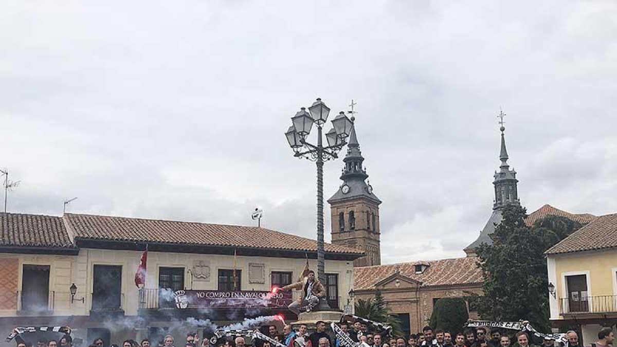 Imagen de parte de la afición blanquinegra desplazada a Navalcarnero.-RUBÉN URBANEJA - BURGOS CF