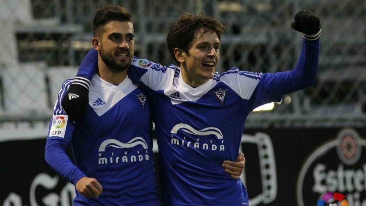 Oyarzun y Sangalli celebran uno de los goles que marcó el CD Mirandés en el Anxo Carro.-LFP