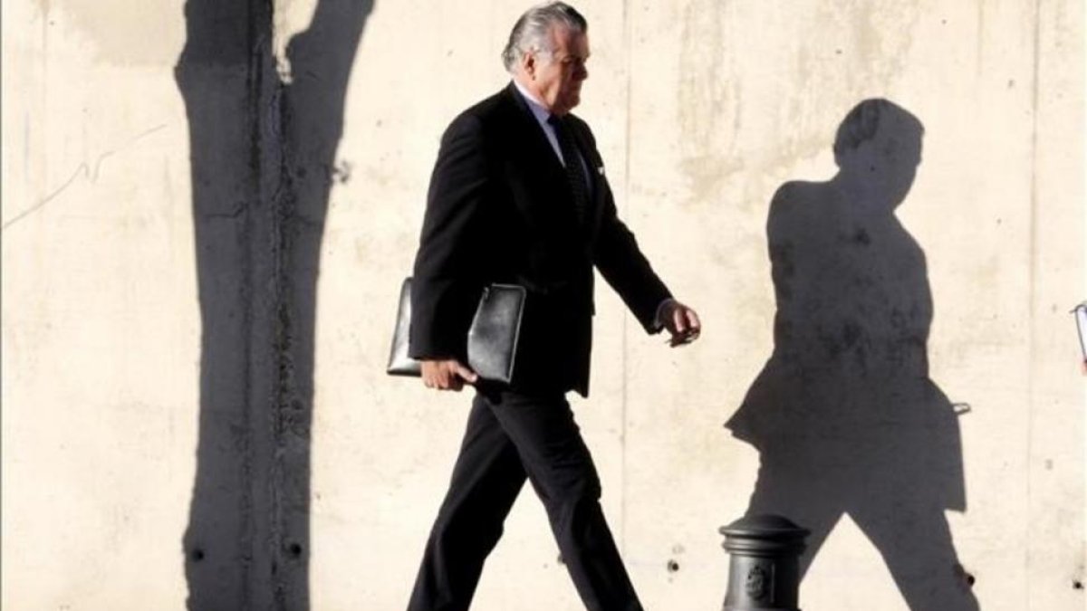 Luis Bárcenas, se dirige a una sesión del juicio por la 'trama Gürtel' en una foto de archivo.-JUAN MANUEL PRATS