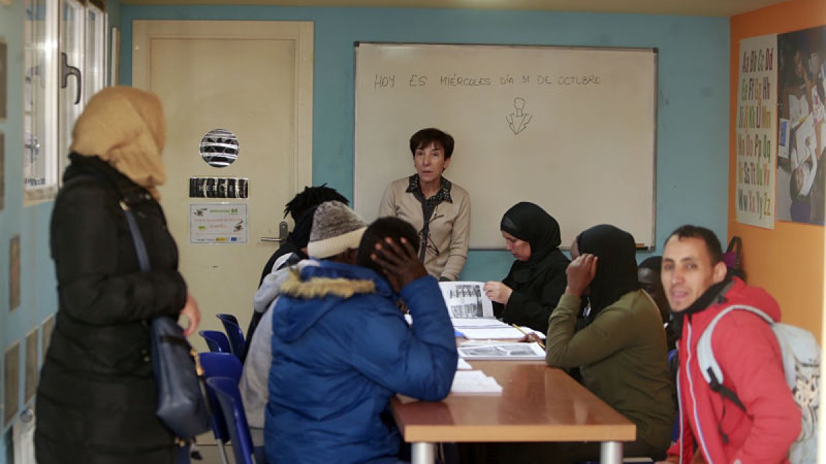 Adaptarse al idioma y recibir formacion laboral son acciones que permiten volver a empezar a los refugiados que acoge Cruz Roja. R. G. O.