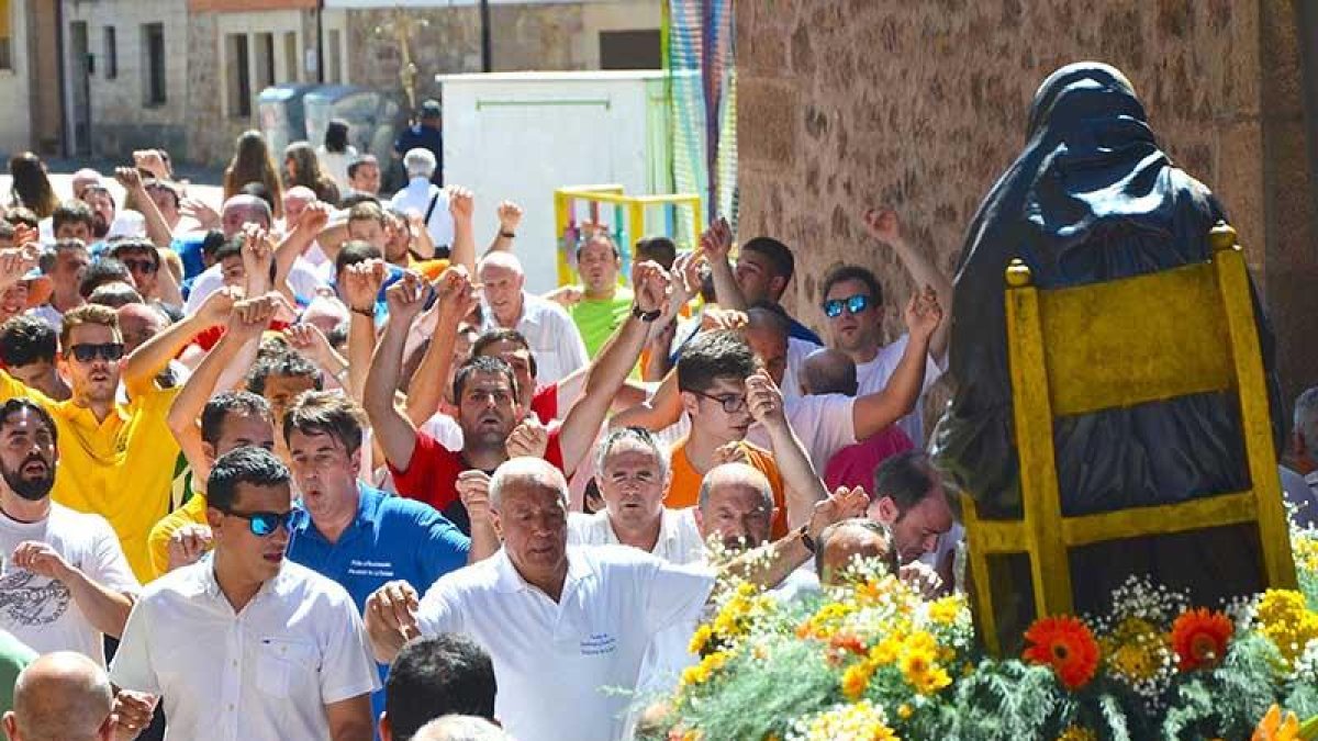 Los hombres del pueblo cumplieron ayer con la tradición.-R. FERNÁNDEZ