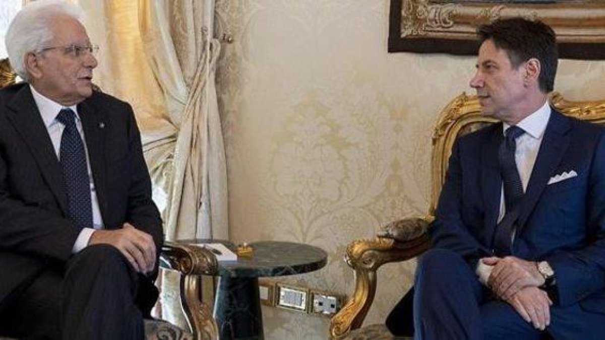 El primer ministro de Italia, Giuseppe Conte, (derecha) y el presidente, Sergio Mattarella.-PAOLO GIANDOTTI (EFE)