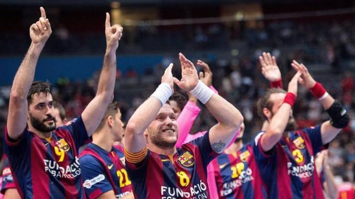 Los jugadores celebran con su afición la victoria en Colonia-Foto: EFE / MARIUS BECKER