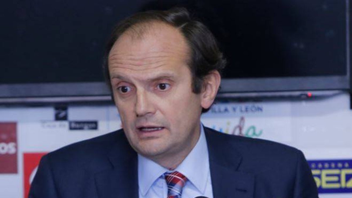 Juan Carlos Barriocanal durante una rueda de prensa en El Plantío.-RAÚL G. OCHOA