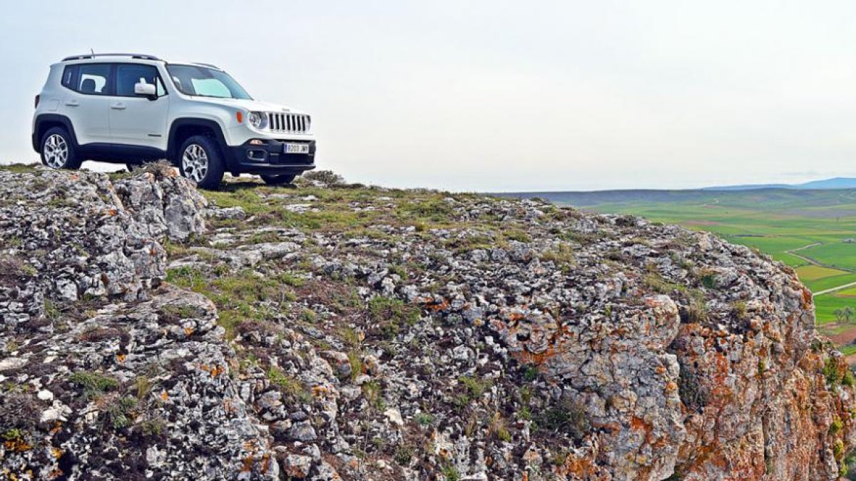 El Jeep Renegade domina desde el punto más alto de los alrededores de Modúbar de San Cibrián todo el horizonte.-HÉCTOR FUSTEL