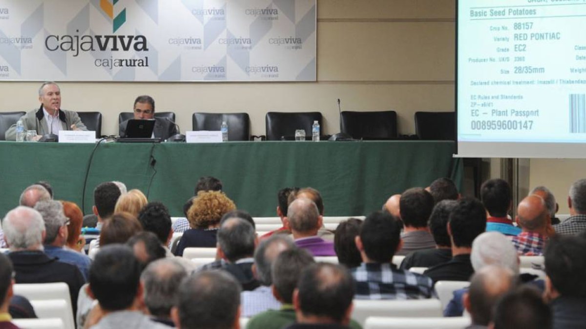 Fernando Alonso (izq) y Javier Fernández (dch) durante un momento de la jornada celebrada ayer, a la que acudieron cerca de 200 profesionales.-I. L.M.