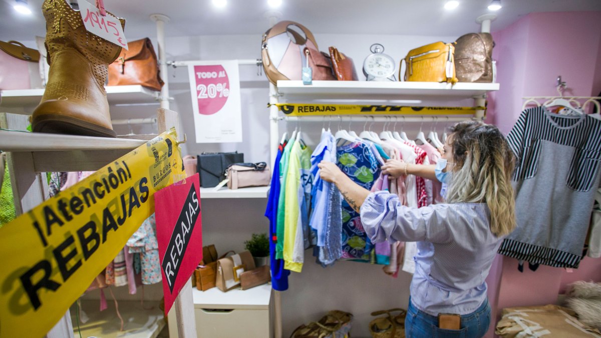 El comercio de Gamona adelanta la rebajas para revitalizar el sector. TOMÁS ALONSO