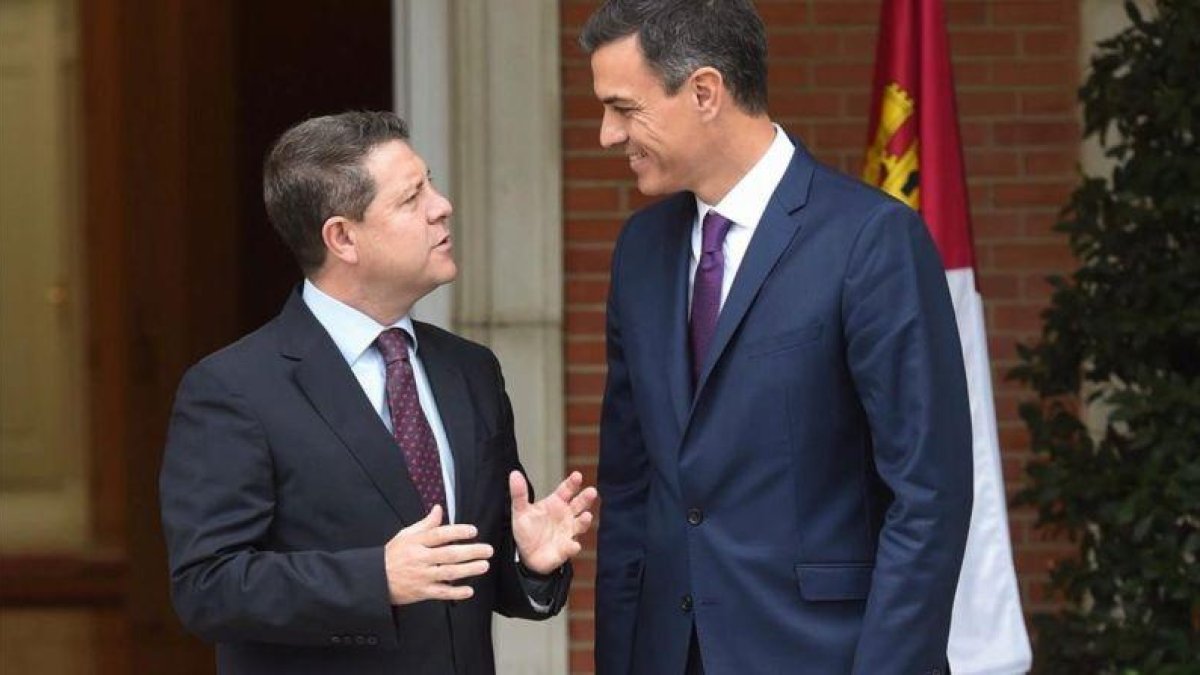 Pedro Sánchez recibe en la Moncloa al presidente de Castilla-La Mancha, Emiliano García-Page.-EL PERIÓDICO