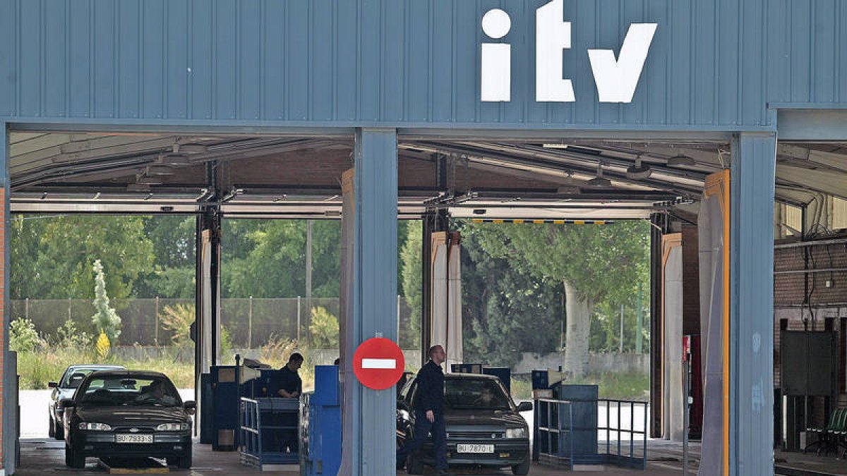 Los dos investigados llevaban pegatinas de la ITV de otros vehículos. ECB