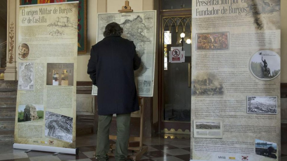 Un visitante centra su atención en un mapa de la provincia burgalesa.-ISRAEL L. MURILLO