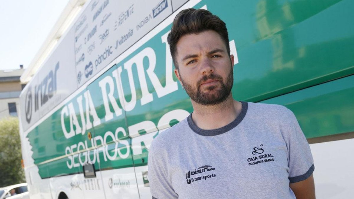 El director deportivo del Caja Rural, José Miguel Fernández, posa ante el autobús del equipo en Lerma-Santi Otero
