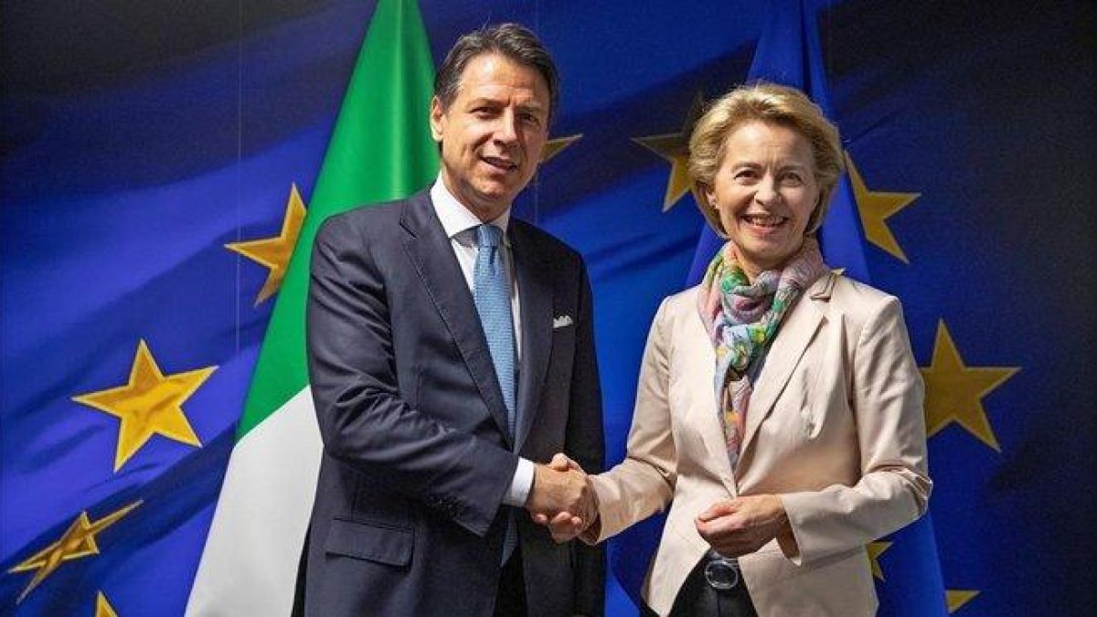 Ursula Von der Leyen recibe en Bruselas al primer ministro italiano, Giuseppe Conte.-EFE / EPA