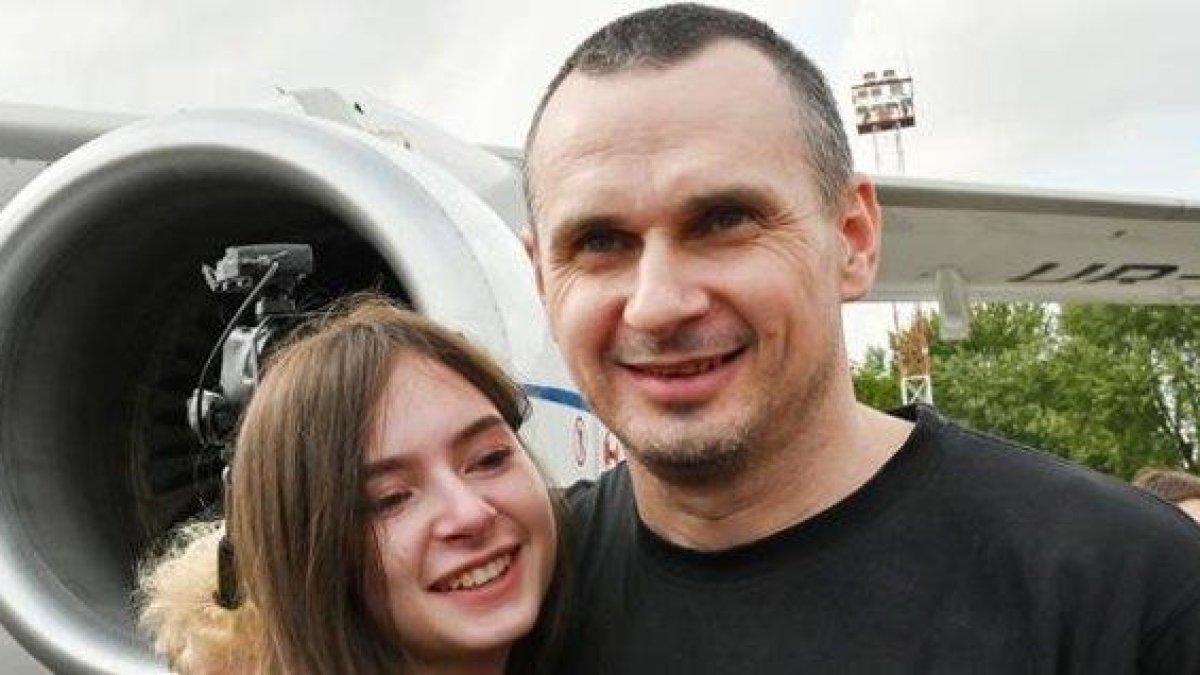 El director de cine Oleg Sentsov abraza a su hija Alina en el aeropuerto internacional de Kiev-Boryspil.-AFP / SERGEI SUPÌNSKY