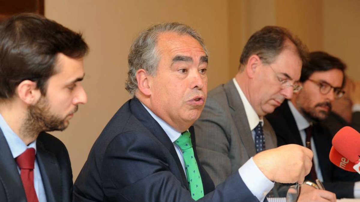 Fernando Andrés y Miguel ÁngelBenavente, directivos del Tizona Autocid, durante una rueda de prensa .-ISRAEL L. MURILLO