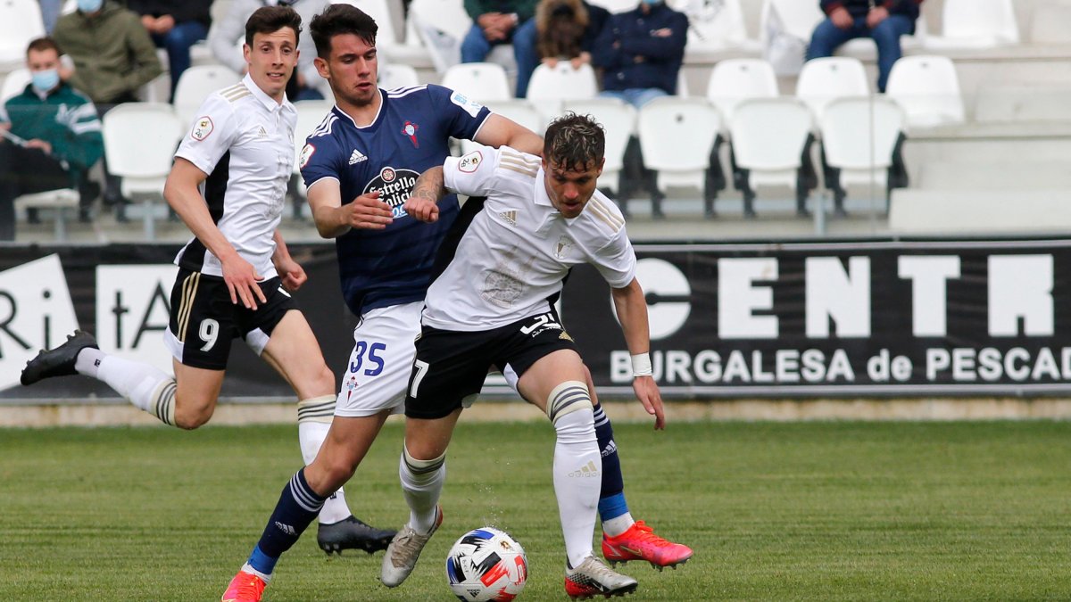 Juanma, sustituido con molestias, protege la pelota en el duelo ante el Celta B. SANTI OTERO
