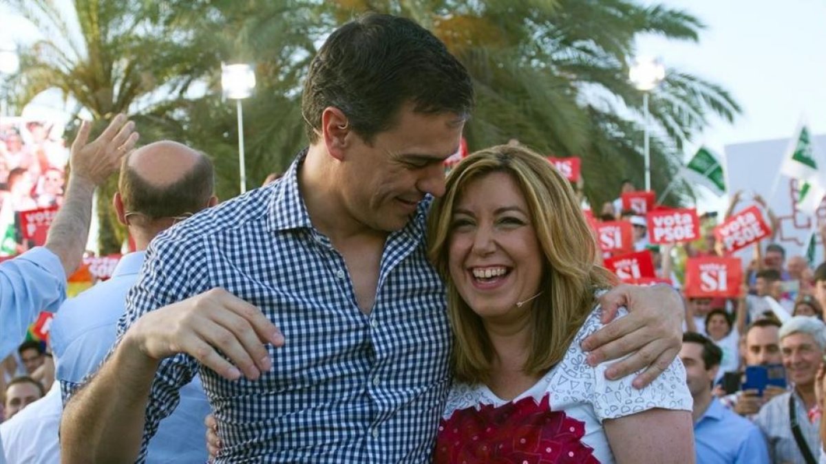 Sánchez y Díaz, el pasado 24 de junio en un mitin en Sevilla.-AFP PHOTO / CRISTINA QUICLER