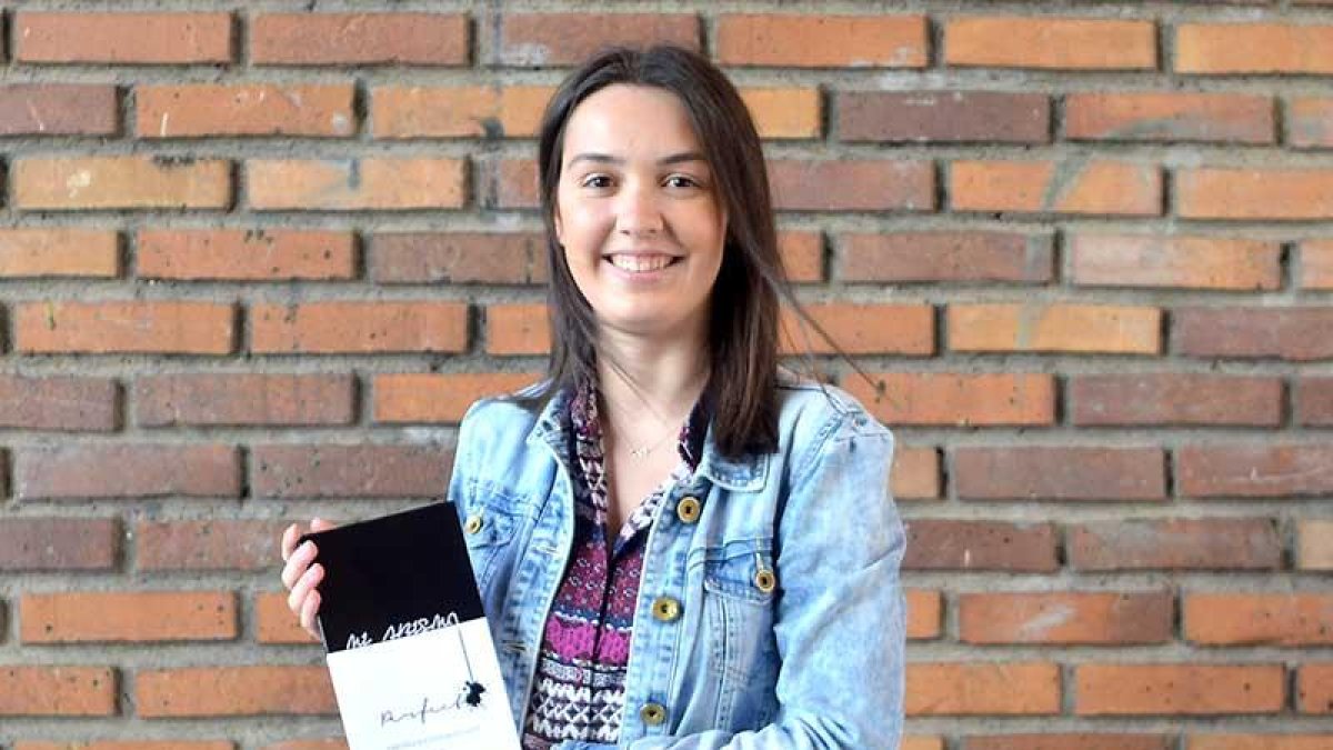 Cristina Ballesteros sujeta su poemario.-Sergio Isar