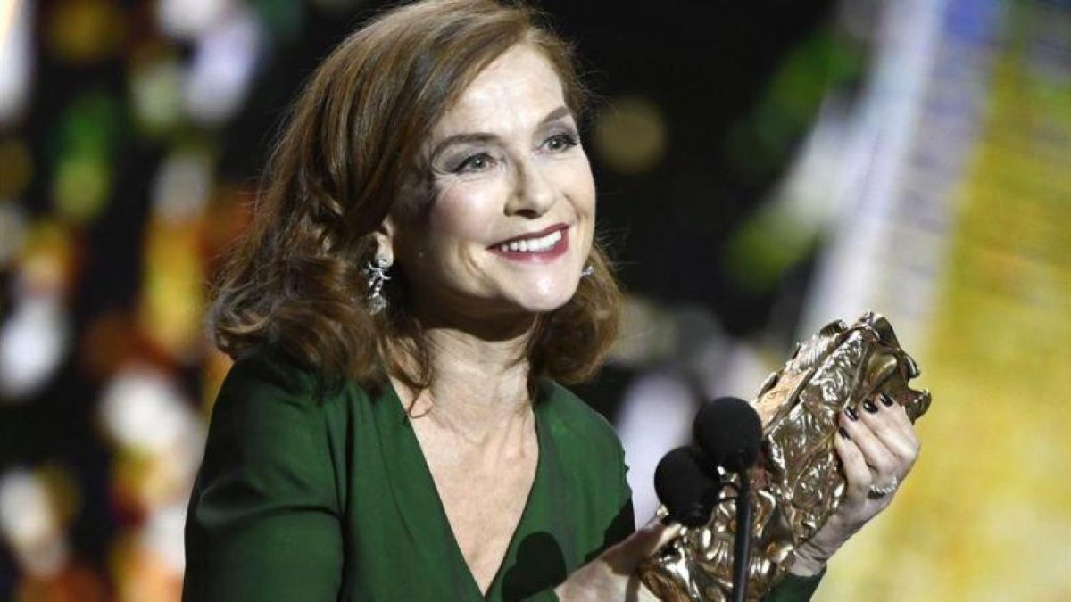Isabelle Huppert, tras ganar el Cesar a la mejor actriz por su trabajo en 'Elle', de Paul Verhoeven.-AFP / BERTRAND GUAY