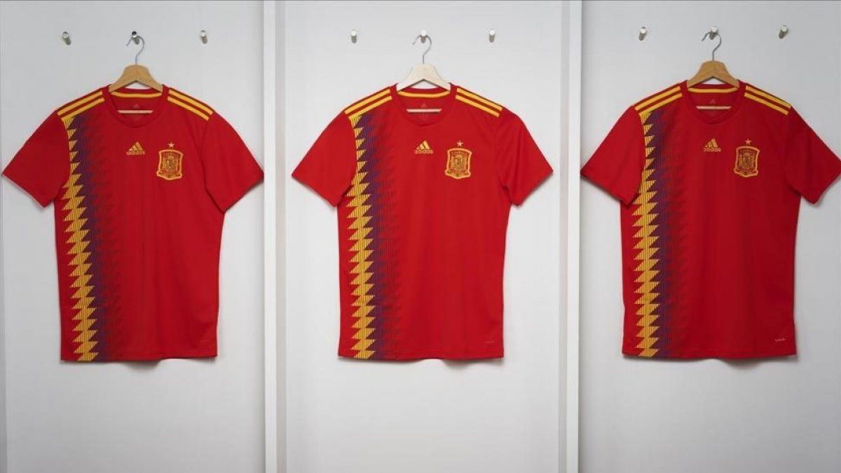 Las nuevas camisetas de Adidas de la selección.-AP / JOSE F. VALLEJO