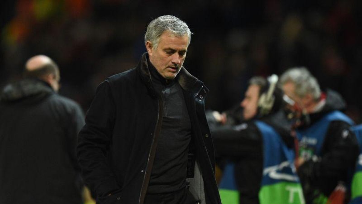 José Mourinho, durante la derrota contra el Sevilla.-OLI SCARFF (AFP)