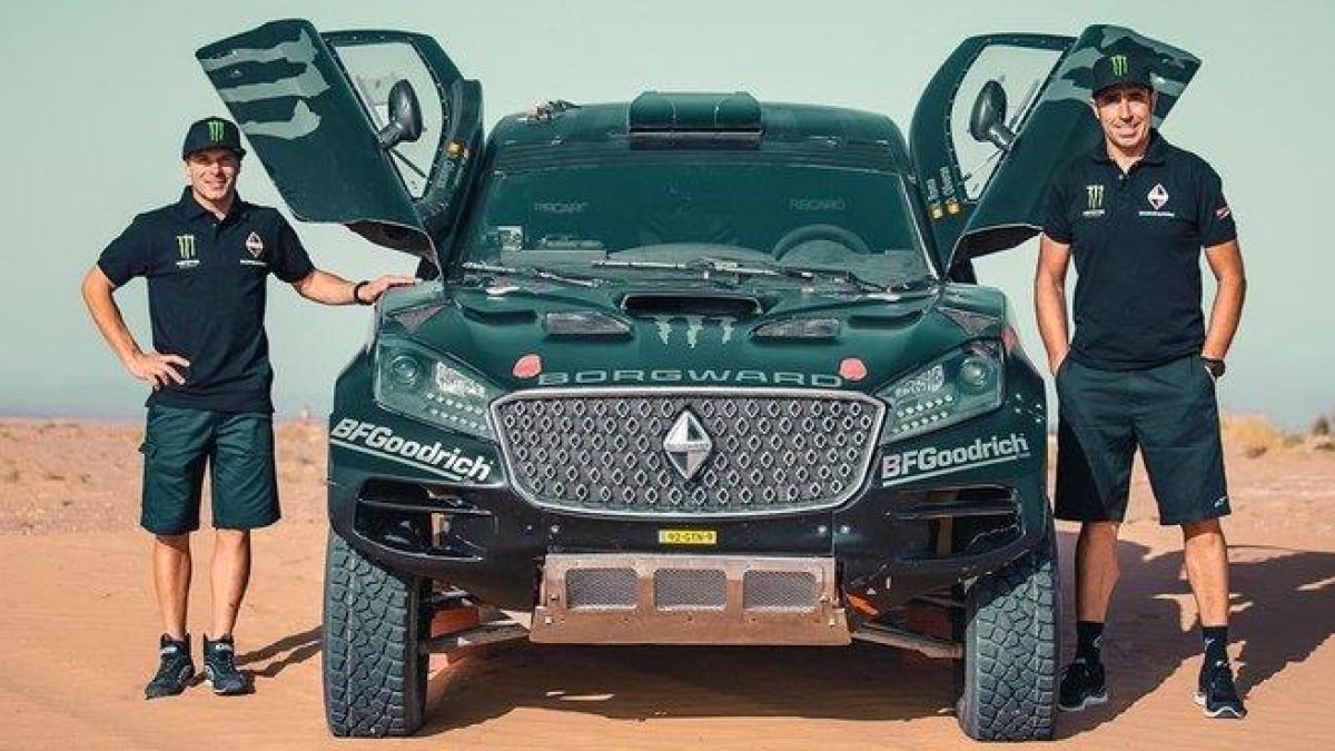 Dani Oliveras y Nani Roma, con su nuevo coche para el Dakar-2020.-EL PERIÓDICO