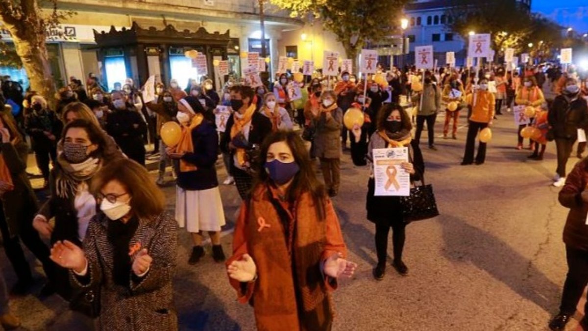 La protesta se celebró frente a la Subdelegación del Gobierno de Burgos. RAÚL OCHOA
