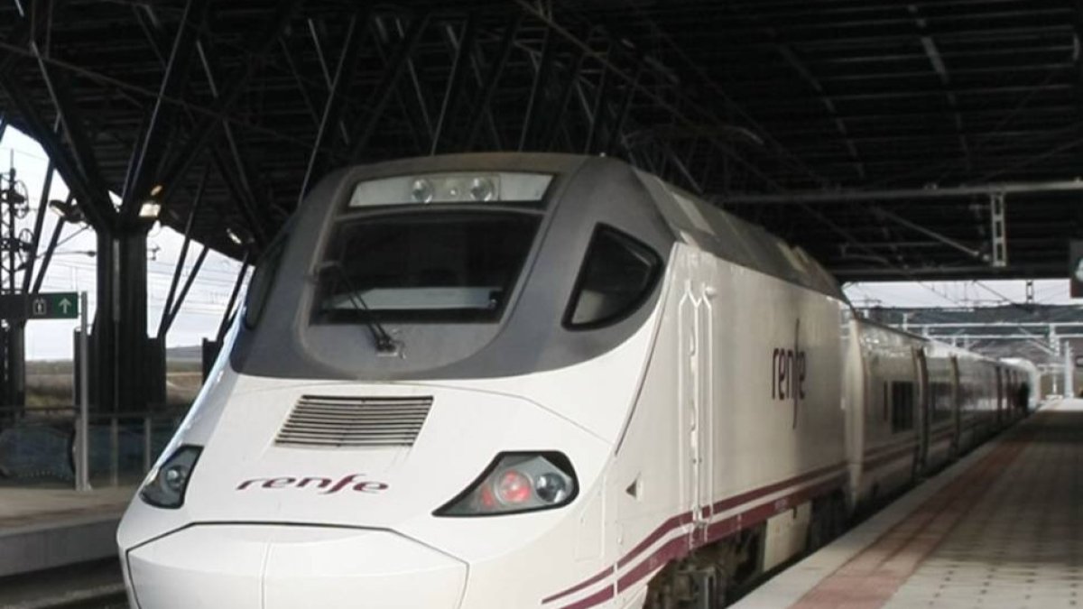 Un Alvia en la estación Rosa Manzano de Burgos.