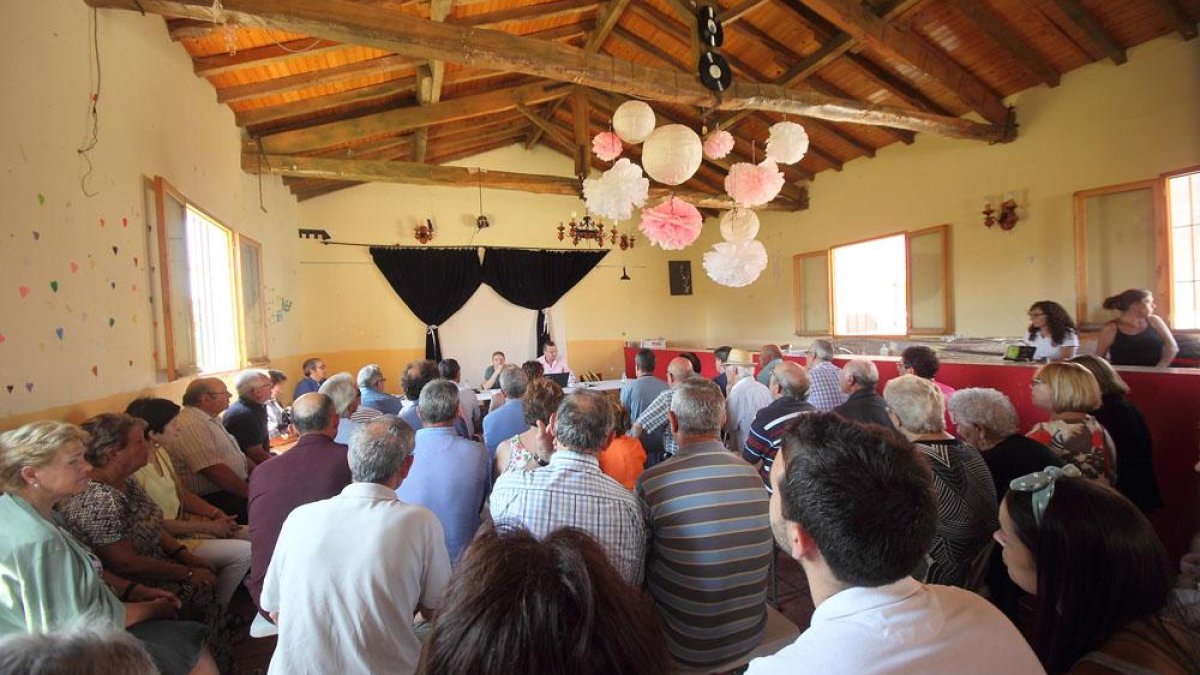 Un momento de la reunión, donde participaron más de medio centenar de vecinos, entre ellos alcaldes de la zona.-G. G.
