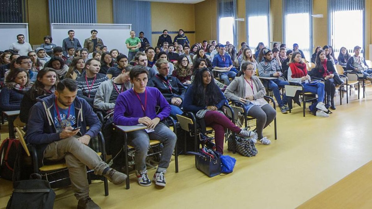 Los actos de bienvenida a la Universidad de Burgos comenzaron ayer con una recepción en la Biblioteca Central.-ISRAEL L. MURILLO