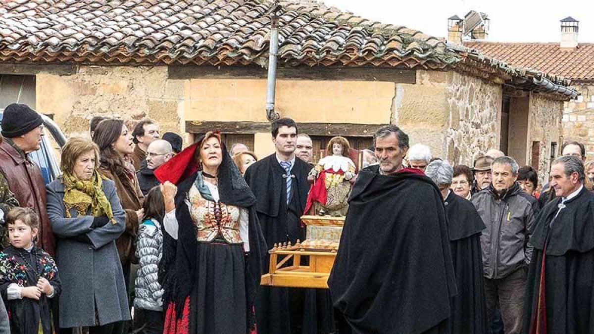 La procesión, prevista para mañana, es uno de los momentos más emotivos de esta cita en Aldea del Pinar.-RAÚL PEÑARANDA