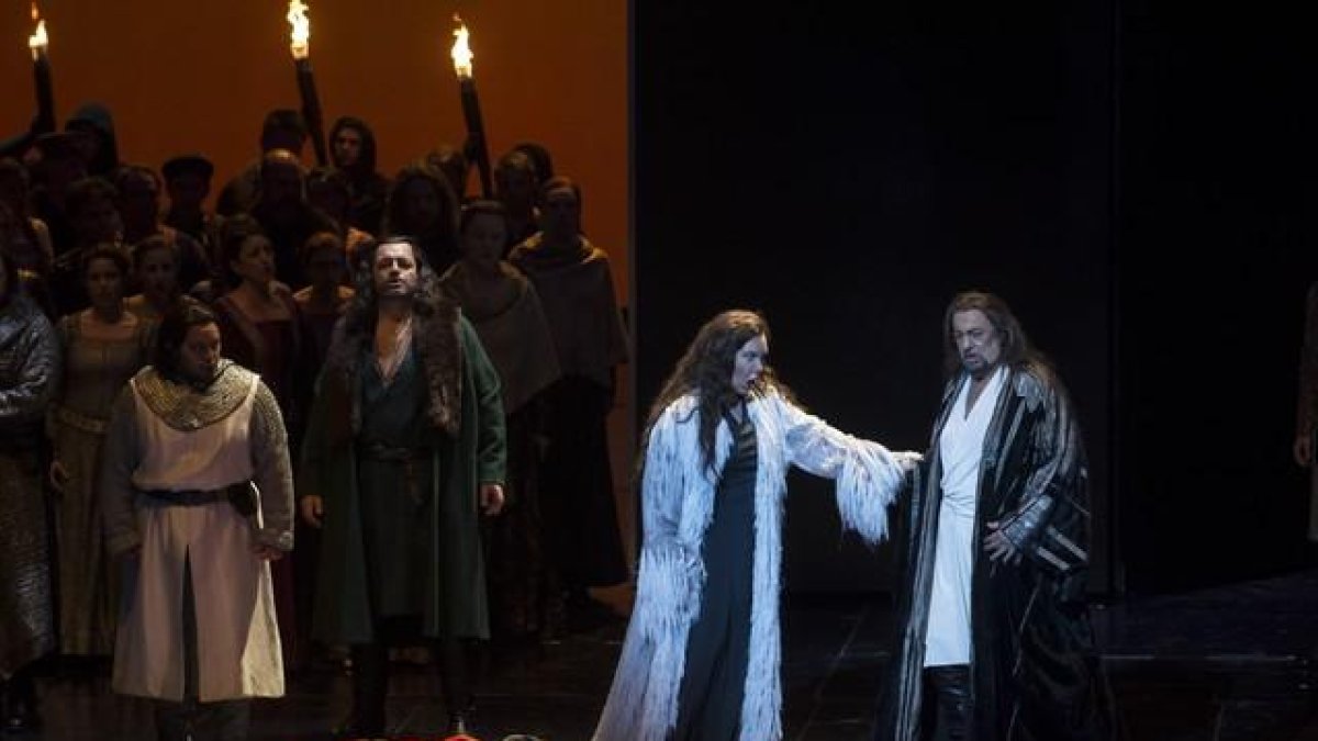 Plácido Domingo (derecha), en un momento del montaje de 'Macbeth'.-