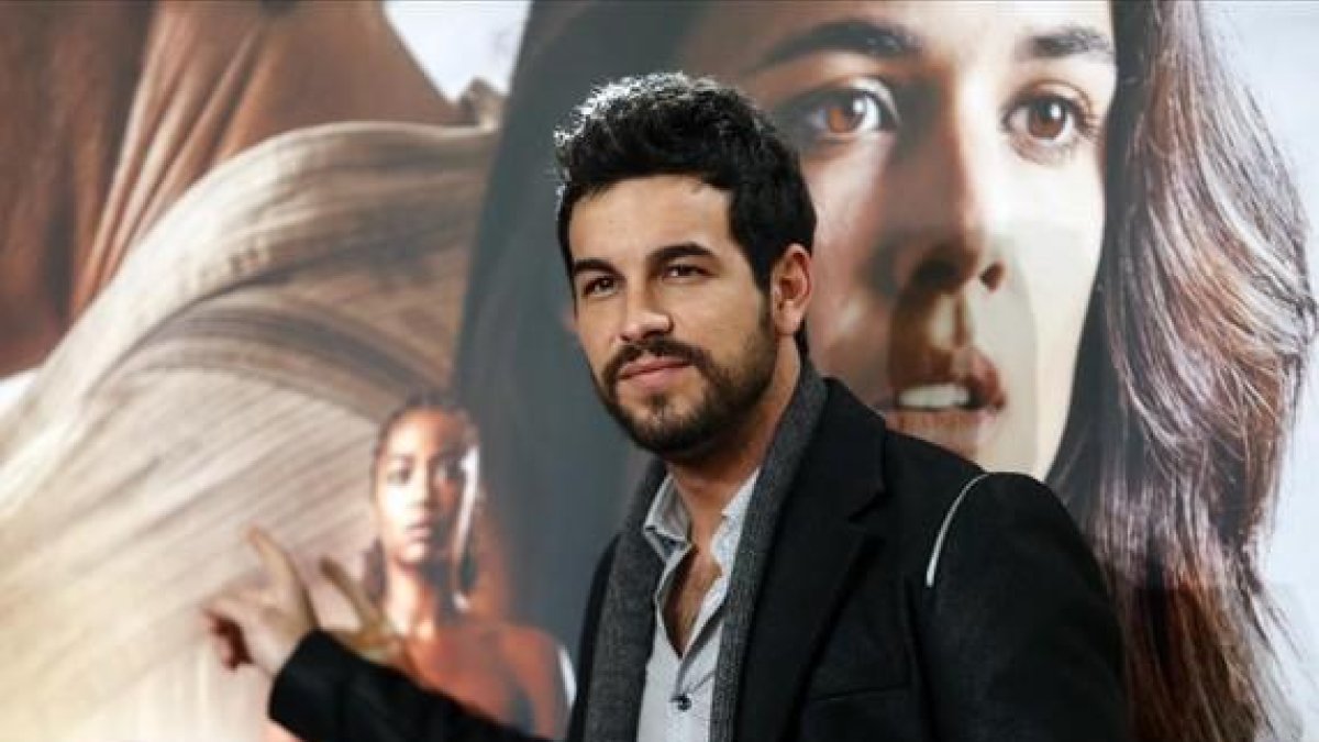 Mario Casas, durante la presentación de 'Palmeras en la nieve', en Madrid.-JUAN MANUEL PRATS