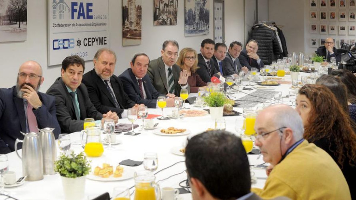 La ejecutiva de FAE presentó el balance anual antes de desplazarse a un hotel donde se reunió la junta directiva de la entidad.-I. L. MURILLO