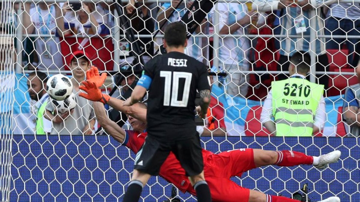 Leo Messi falla el penalti contra Islandia.-/ ALBERT GEA (REUTERS)