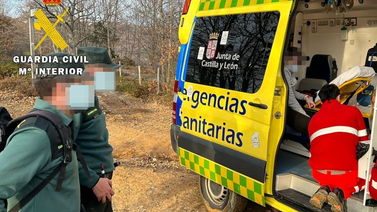 Imagen de archivo de los sanitarios atendiendo un accidente