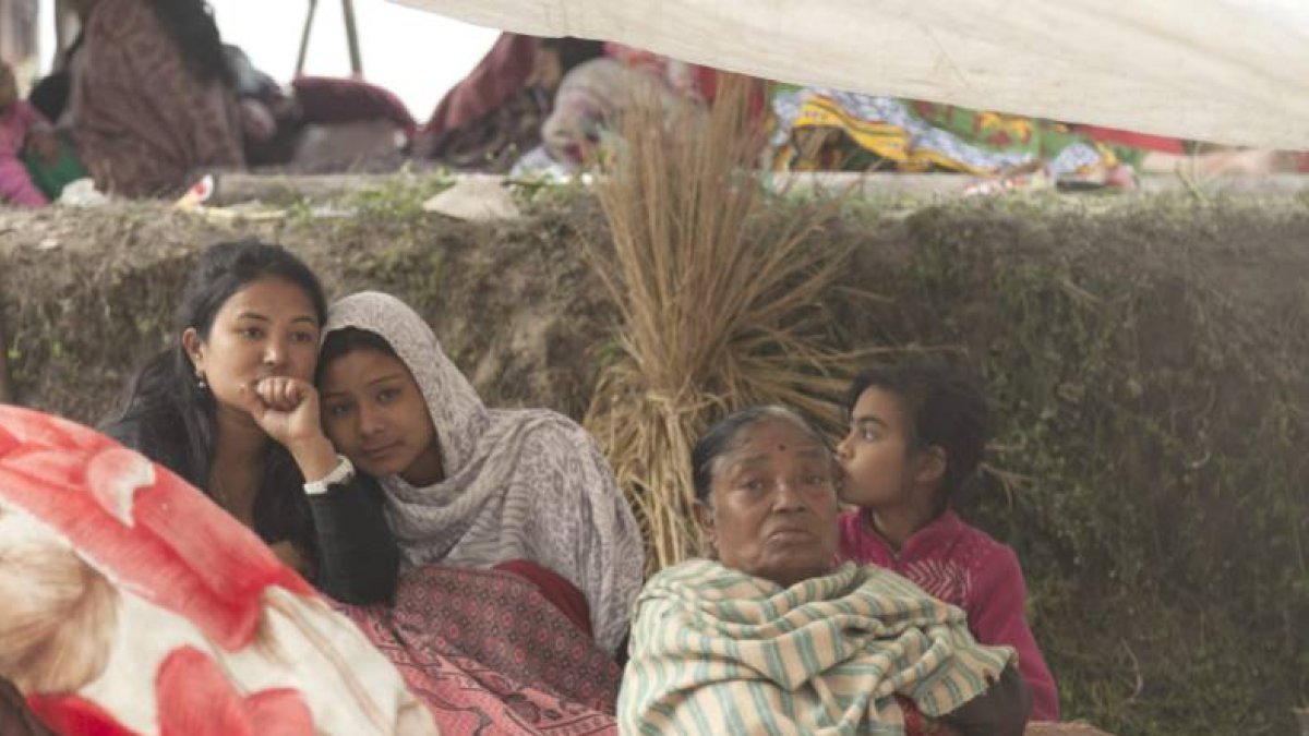 La población local en una tienda improvisada en el área de Bhaktapur de Katmandú, Nepal, hoy 26 de abril de 2015.-Foto: EFE